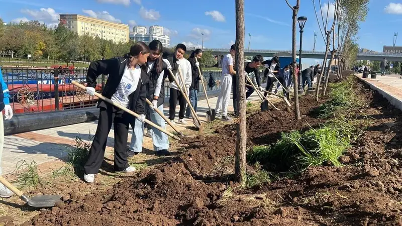 Масштабный общегородской субботник стартовал в Астане, фото — Новости Zakon.kz от 21.09.2024 09:29