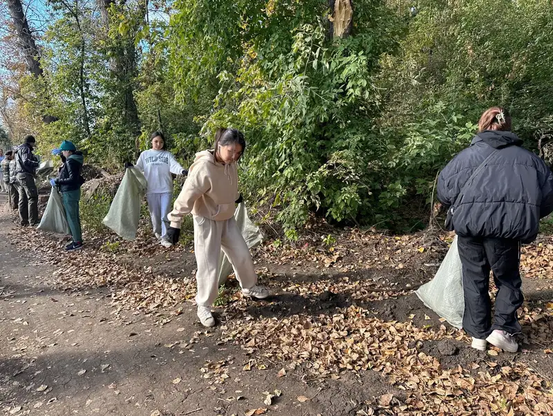 Приняли участие в субботнике в рамках "Таза Қазақстан", фото - Новости Zakon.kz от 24.09.2024 16:09