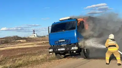 грузовик вспыхнул на трассе в Акмолинской области