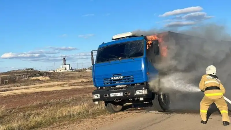 Кабина грузовика вспыхнула на трассе в Акмолинской области