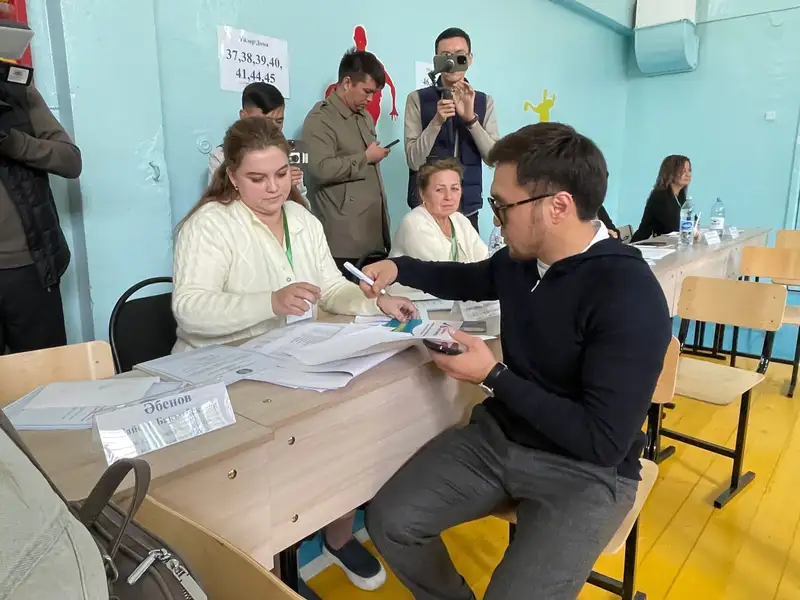 Проголосовал на референдуме по строительству АЭС, фото — Новости Zakon.kz от 06.10.2024 11:49