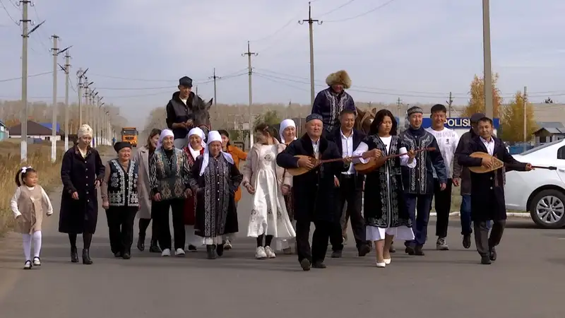 На лошадях, с домброй и с саженцами в руках голосуют в Северном Казахстане