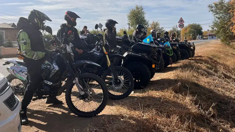 Жители села в ЗКО приехали на референдум на квадроциклах и мотоциклах, фото — Новости Zakon.kz от 06.10.2024 15:42