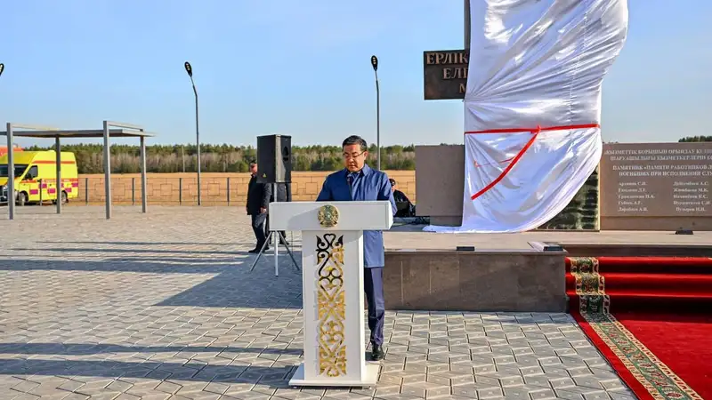 В области Абай открыли памятник пожарным и лесникам, погибшим при тушении лесных пожаров