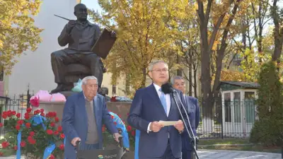 В области Жетісу открыли памятник Абылхану Кастееву, фото - Новости Zakon.kz от 08.10.2024 16:56