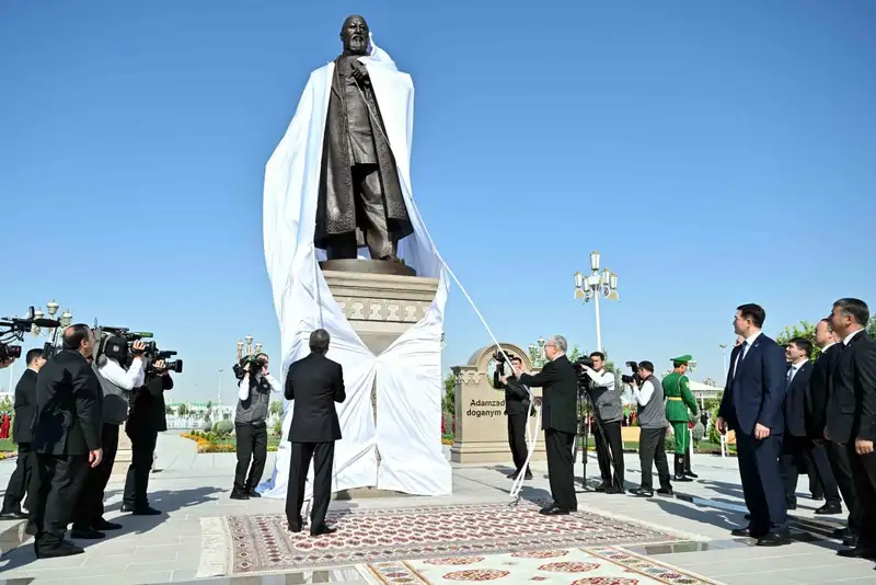 Касым-Жомарта Токаева наградили юбилейной медалью в Туркменистане, фото — Новости Zakon.kz от 10.10.2024 13:10