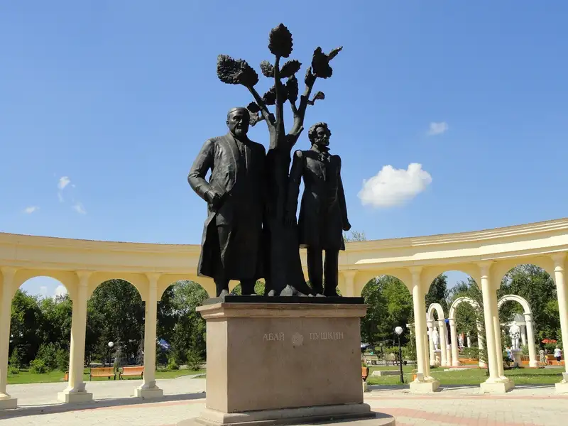 Памятник Абаю и Пушкину установлен в центре Петропавловска, фото — Новости Zakon.kz от 11.10.2024 11:27