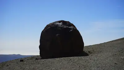 На пляжаж Австралии находят загадочные черные «шары», фото - Новости Zakon.kz от 16.10.2024 05:20