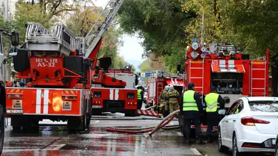 Пожар, огонь, возгорание, пожарный, пожарные, пожарная служба, пожарно-спасательный автомобиль, пожарная машина, пожарный автомобиль, пожар в жилом доме, пожар в ЖК, пожар в многоквартирном доме, фото - Новости Zakon.kz от 21.10.2024 11:26