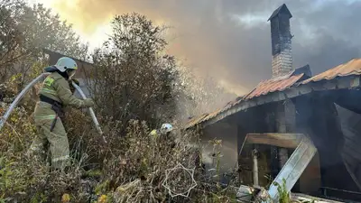 Пожарные Алматинской области ликвидировали загорание в дачном секторе