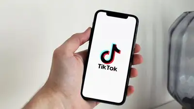 В китайском офисе TikTok уволили стажера, который «вмешался» в технологию искусственного интеллекта