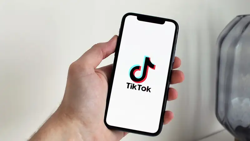 В китайском офисе TikTok уволили стажера, который "вмешался" в технологию ИИ