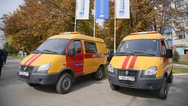 Аким Шымкента наградил слесаря, спасшего семью от гибели, фото - Новости Zakon.kz от 22.10.2024 14:57