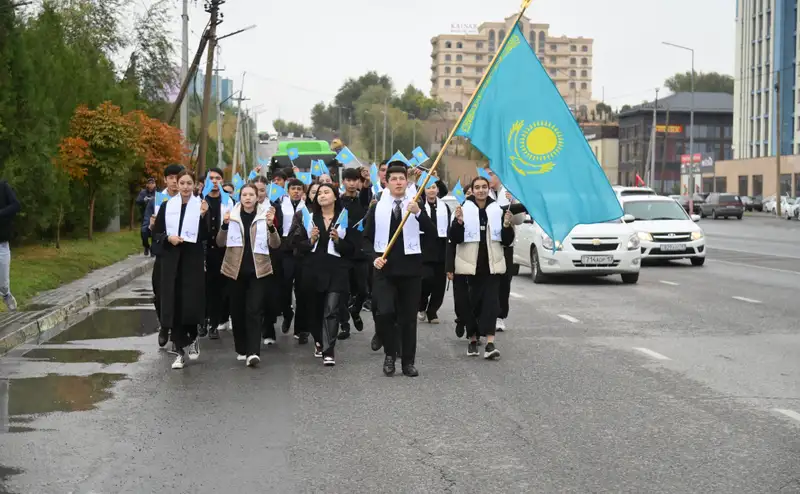 Парад молодежи прошел в Шымкенте, фото — Новости Zakon.kz от 23.10.2024 19:33