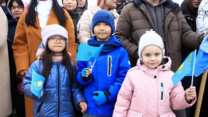 В Караганде подняли государственный флаг в День Республики, фото - Новости Zakon.kz от 25.10.2024 14:46