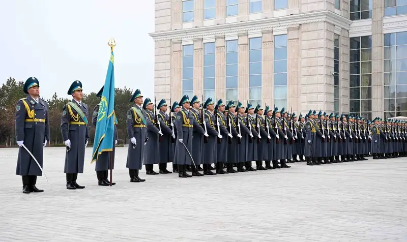 Токаев принял участие в церемонии поднятия государственного флага, фото - Новости Zakon.kz от 25.10.2024 10:01