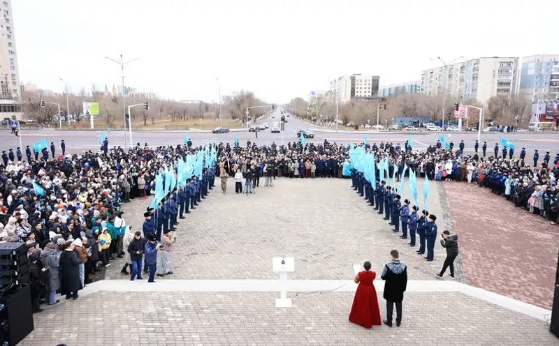 В Караганде подняли государственный флаг в День Республики, фото - Новости Zakon.kz от 25.10.2024 14:46