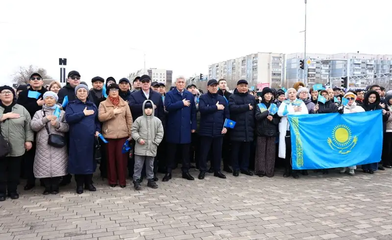 В Караганде подняли государственный флаг в День Республики, фото - Новости Zakon.kz от 25.10.2024 14:46