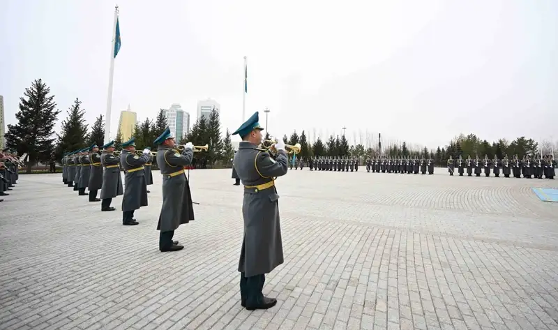 Токаев принял участие в церемонии поднятия государственного флага, фото — Новости Zakon.kz от 25.10.2024 10:01