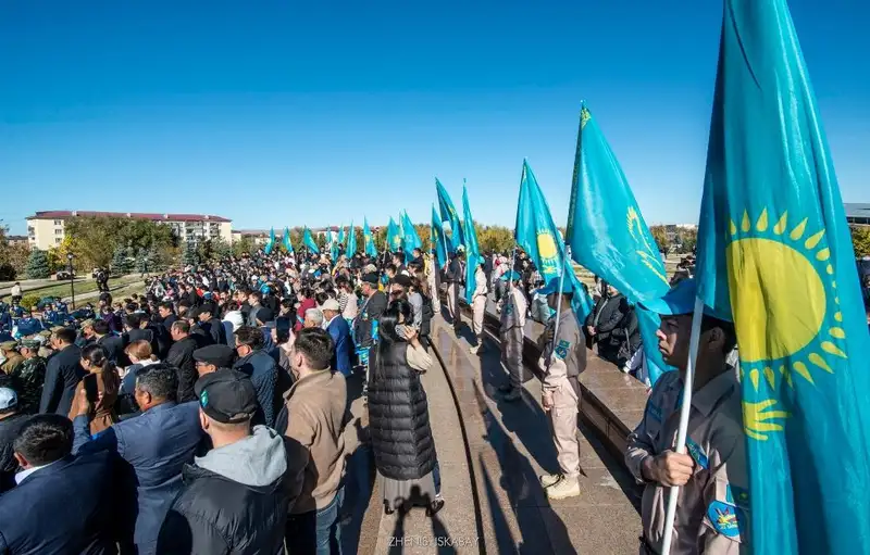 В День Республики по всей области Жетісу прошла патриотическая акция поднятия государственного флага, фото — Новости Zakon.kz от 25.10.2024 16:28