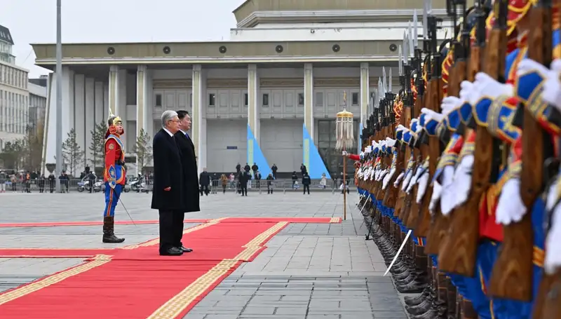 Караул и конная гвардия в доспехах: как прошла церемония встречи Токаева в Монголии, фото — Новости Zakon.kz от 29.10.2024 09:08