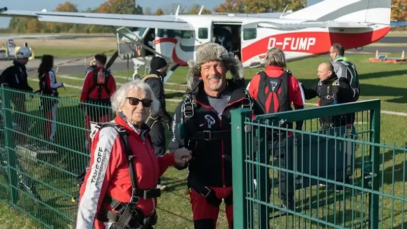 Немецкий парашютист прыгнул в паре с 93-летней мамой