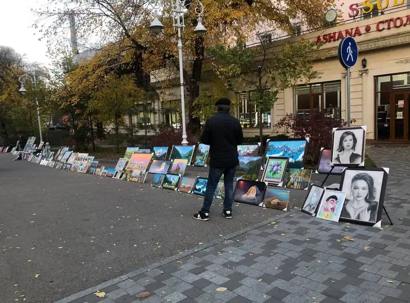 Мы не уличные художники: почему "грустят" картины на алматинском Арбате, фото - Новости Zakon.kz от 04.11.2024 16:49