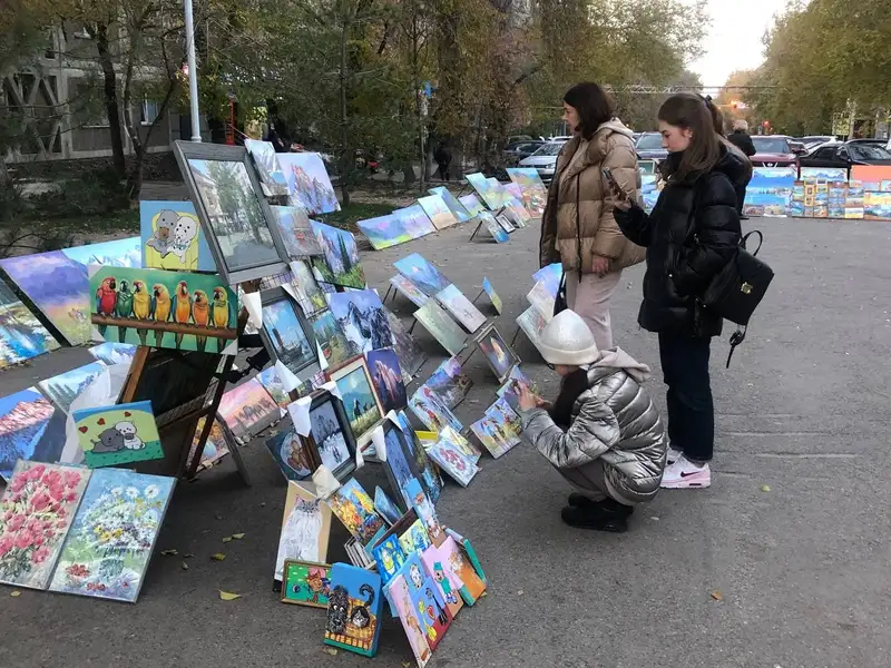 Мы не уличные художники: почему "грустят" картины на алматинском Арбате, фото - Новости Zakon.kz от 04.11.2024 16:49