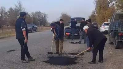 Самостоятельно ремонтирующие дорогу жители Алматинской области попали на видео