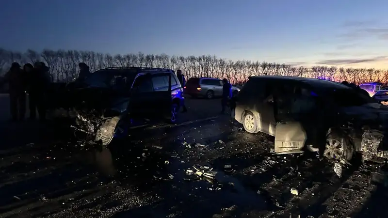 Трех человек зажало в искореженном автомобиле после ДТП в Акмолинской области