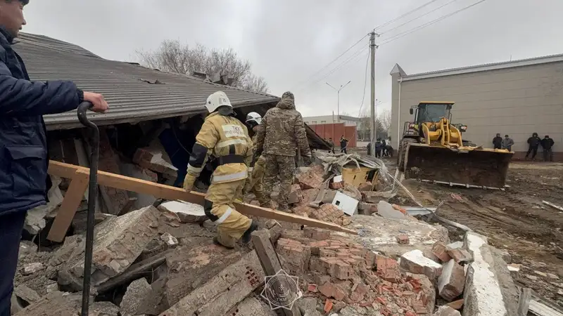 Взрыв котла обрушил здание в Костанайской области: внутри был человек