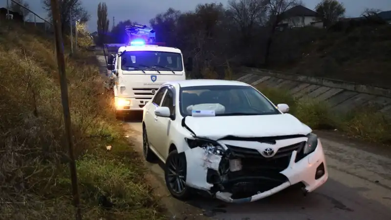 Cobalt скатился кубарем в БАК после столкновения с Corolla в Алматы, фото - Новости Zakon.kz от 07.11.2024 17:42