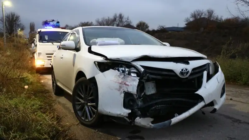 Cobalt скатился кубарем в БАК после столкновения с Corolla в Алматы, фото — Новости Zakon.kz от 07.11.2024 17:42