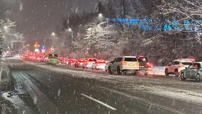 Алматы погрузился в 10-балльные пробки