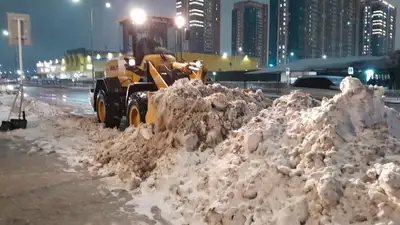 В Астане на борьбу со снегом вышли более 1200 единиц спецтехники и 300 рабочих