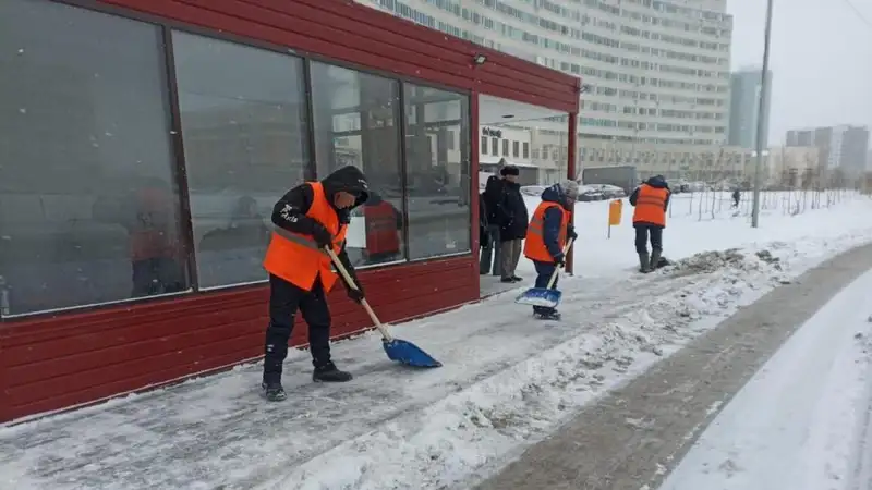 Как коммунальщики борются с последствиями снегопада в Астане