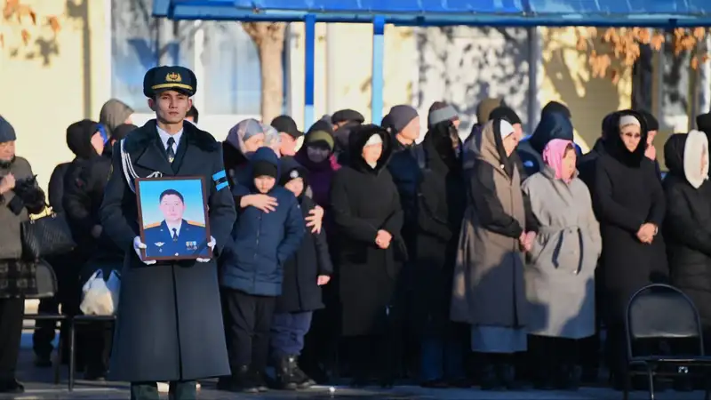 В Актобе простились с офицером-инструктором, погибшим при падении вертолета Ми-8, фото - Новости Zakon.kz от 11.11.2024 21:15