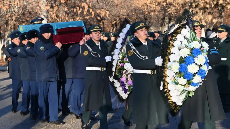 В Актобе простились с офицером-инструктором, погибшим при падении вертолета Ми-8, фото - Новости Zakon.kz от 11.11.2024 21:15