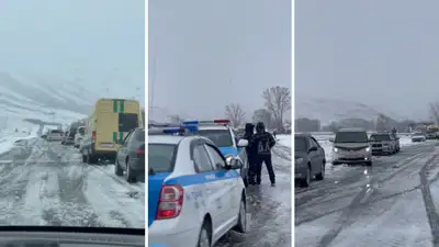 В ВКО из-за гололеда и метели полиция на трассах эвакуирует застрявших водителей, фото - Новости Zakon.kz от 11.11.2024 20:05