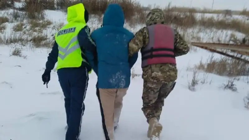 В Акмолинской области спасатели и полицейские не дали мужчине провалиться под лед