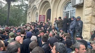 Митинги в Абхазии, оппозиция штурмом взяла здание парламента