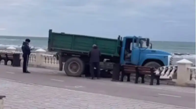 Грузовик снес ограждение на набережной в Актау