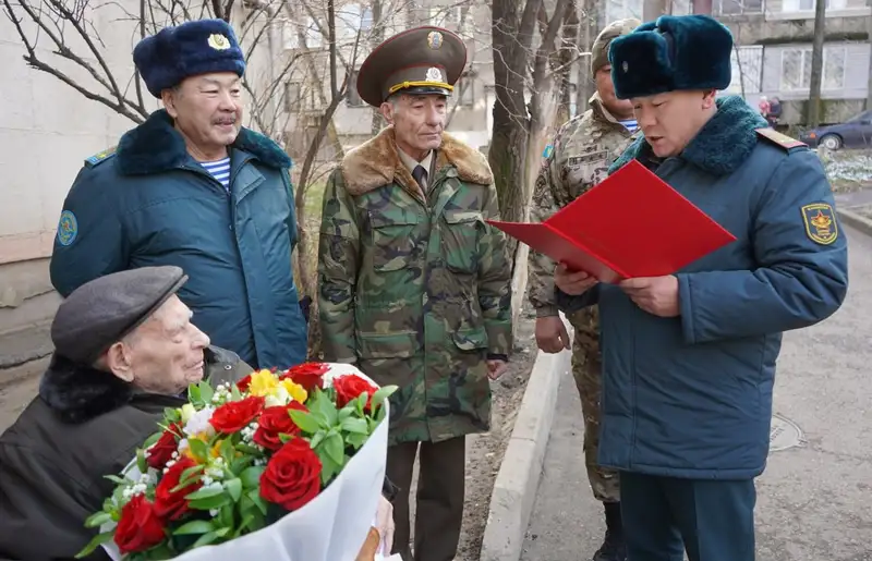 поздравили с 100-летним юбилеем Виктора Карповича Изюмникова, фото - Новости Zakon.kz от 25.11.2024 15:54