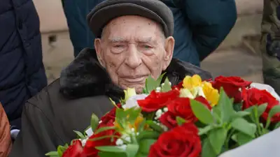 поздравили с 100-летним юбилеем Виктора Карповича Изюмникова