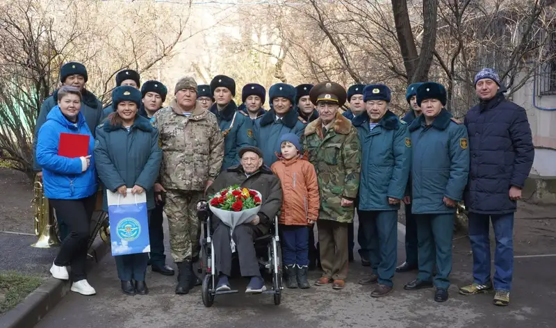 поздравили с 100-летним юбилеем Виктора Карповича Изюмникова, фото - Новости Zakon.kz от 25.11.2024 15:54