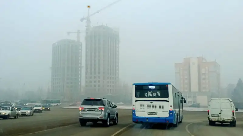 В Усть-Каменогорске из-за смога школьников переводят на онлайн-обучение