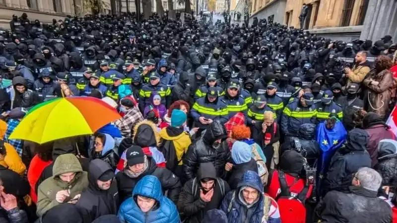 В Тбилиси полиция разогнала митинг перед парламентом