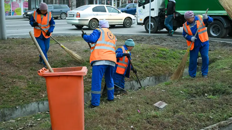 С улиц Алматы за неделю вывезли более 10 тысяч кубометров мусора