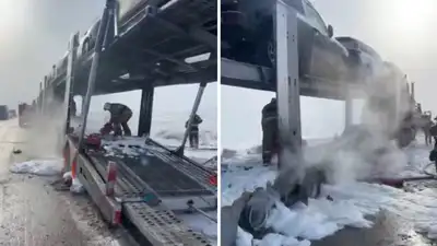 Автовоз с машинами загорелся на трассе в Жамбылской области, фото - Новости Zakon.kz от 08.12.2024 13:59