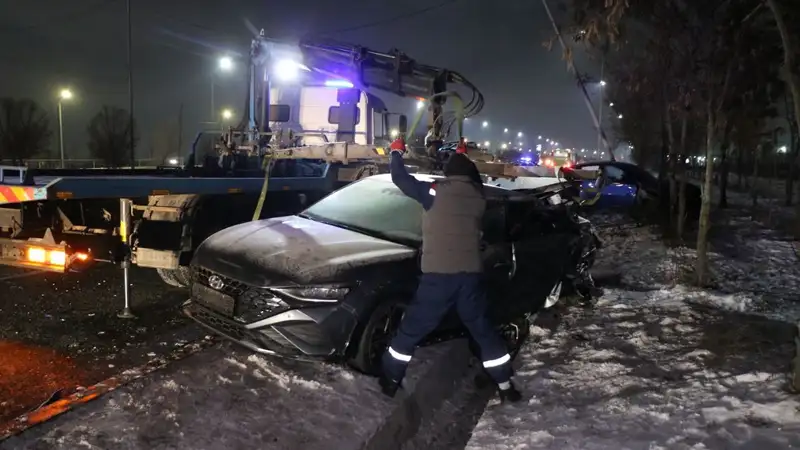 Жуткое ДТП на высокой скорости в Алматы: пострадали два человека, фото - Новости Zakon.kz от 11.12.2024 21:06